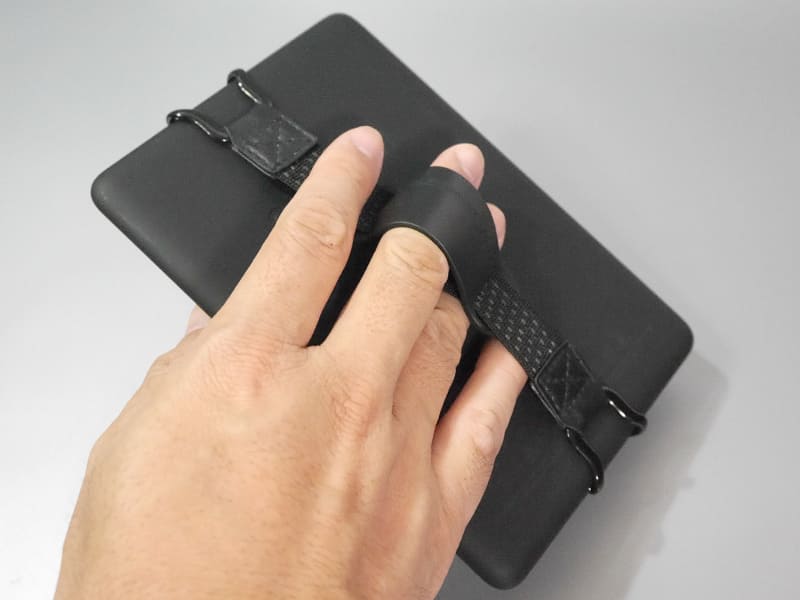 これはKindle Paperwhiteの例だが、このように背面からひっかけるグリップなどを導入し、片手で安定して保持できるようにすれば、操作性は向上するはずだ