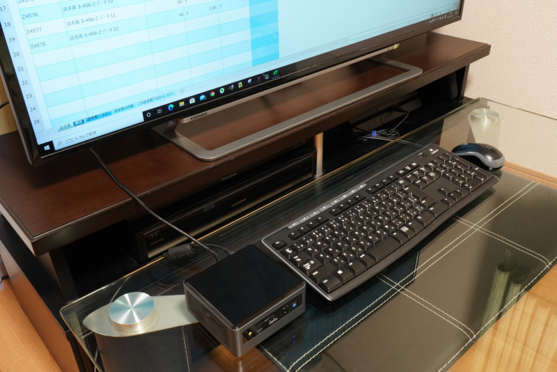 NUCのフットプリントは約10×10cm。「VESAマウント」を用意すればディスプレイの背面に装着することも可能だ