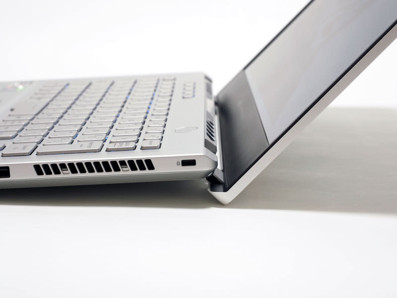 エルゴリフトによって液晶オープン時に本体にチルト角が付く