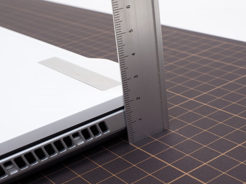 最近の一般的な14型と同じで幅30cm+少し、奥行き20cm+少し。ゲーミングノートPCとして見れば薄い厚さ2cm弱
