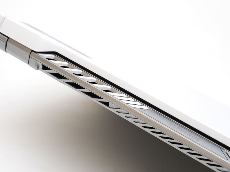 排気口などごく一部は少しゲーミングらしさを感じられるデザインもある