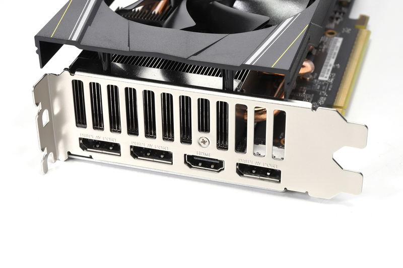 画面出力端子は、HDMI 2.0b×1基と、DisplayPort 1.4×3基