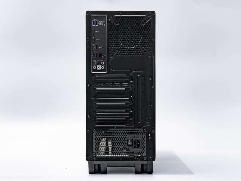 標準構成では足の部分にキャスターが装着されるが、評価機では省かれている(BTOで差額なしで有無を選択可能)