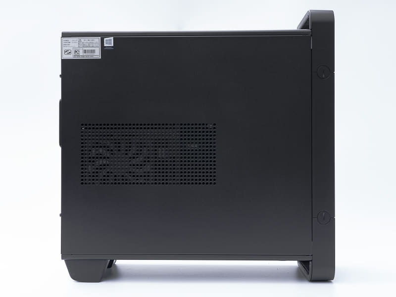 ビデオカードの放熱を効果的に行なうため、サイドパネルには吸気口が空けられている