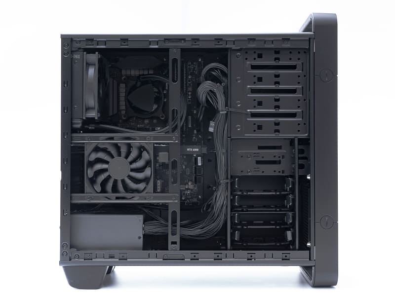 内部には水冷CPUクーラーのラジエータ用含めて12cmファンを2基搭載。CPUとビデオカードを効果的に冷却できる