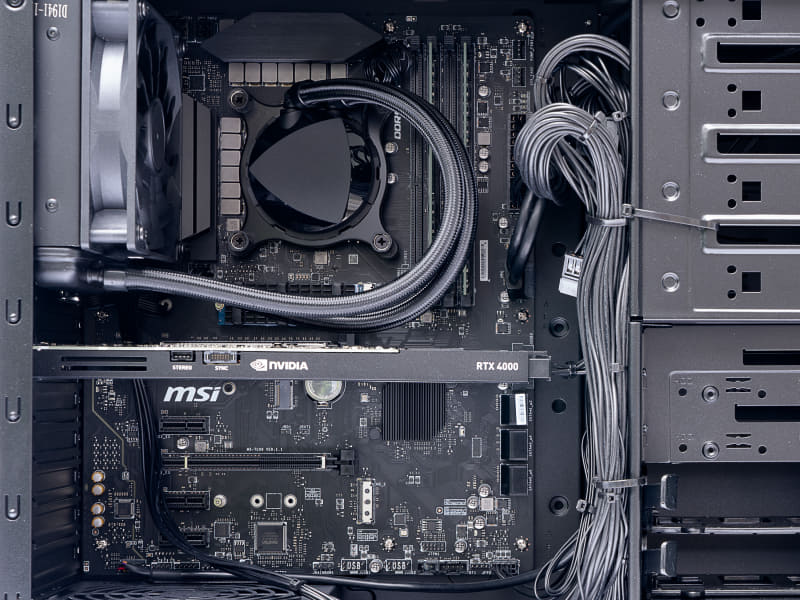 第10世代Coreプロセッサは強力な性能ゆえに発熱も高いため、水冷CPUクーラーを導入し、強力な冷却性能と静音性の両立を図っている