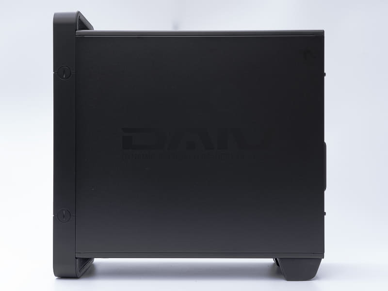 筐体の具体的なサイズは、190×490×490mm(ハンドルの高さ含む)。うっすらとDAIVのロゴがプリントされている