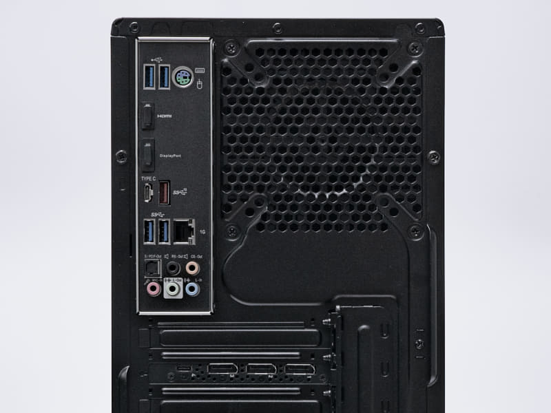 背面端子。Type-CとType-A両方のUSB 3.1ポートなどがある