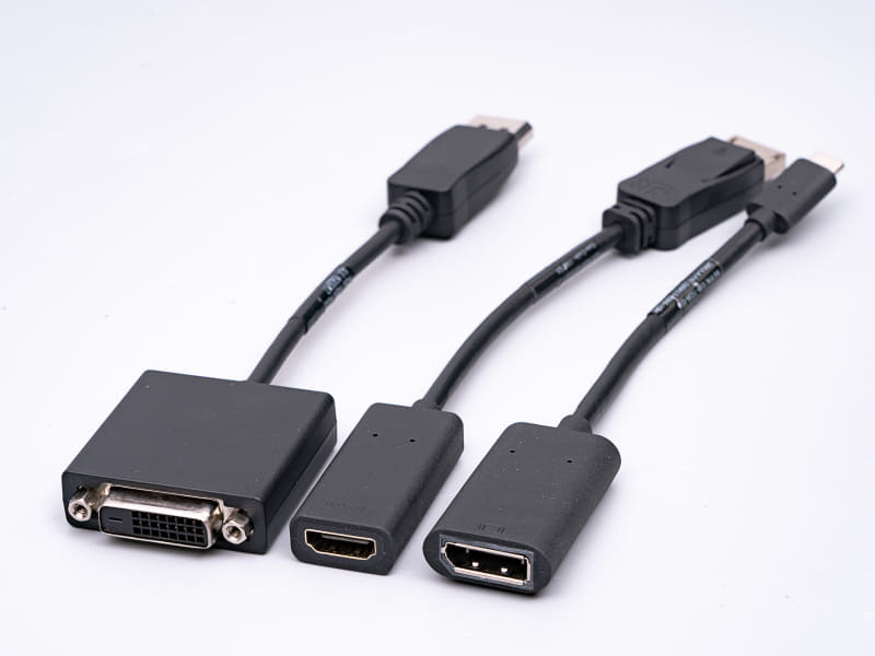 変換ケーブルが3本同梱されている。それぞれ、DisplayPort→HDMI、DisplayPort→DVI、Type-C→DisplayPortという内容
