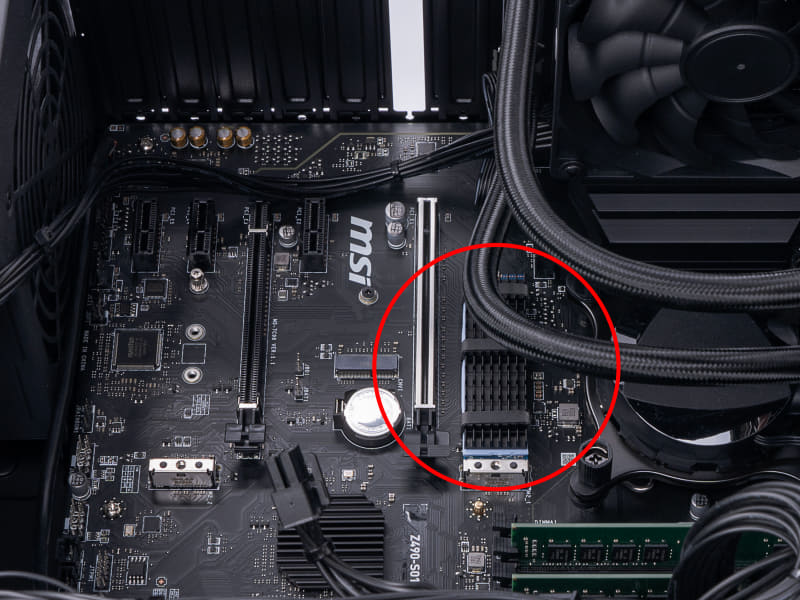 NVMe SSDには効率的に放熱するために標準でヒートシンクが装着される。評価機は発売前試作機のため汎用品だが、製品版では専用ヒートシンクになるという