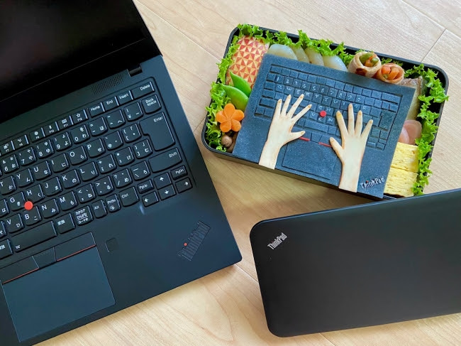 まこつ氏（@yuko.makotsu）によるキャラ弁作品「ThinkPad松花堂弁当」