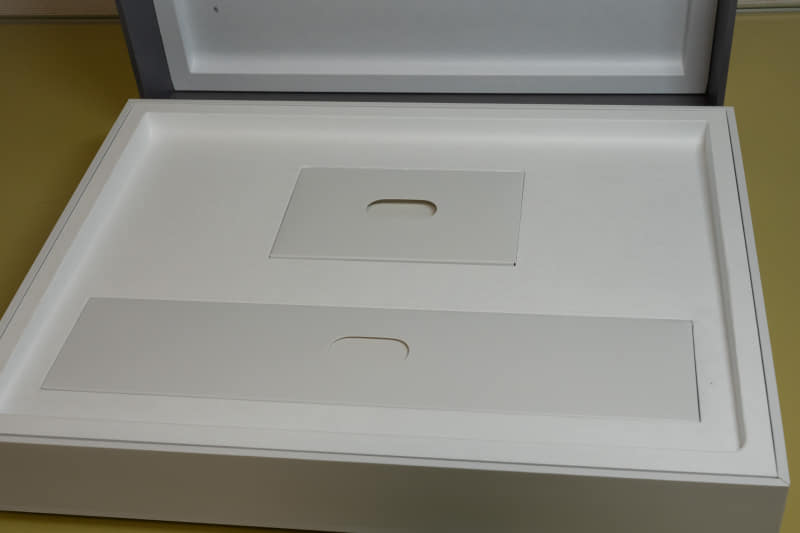 本体を取り出したところ、ACアダプタとマニュアルなどの箱がある