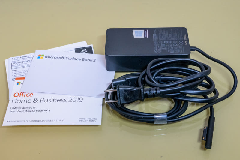 付属品はOfficeのPOSAカードやACアダプタ