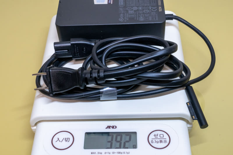 ACアダプタの重量は392gとやや重い。モバイルではUSB Type-CのACアダプタなど軽量なものを利用したい