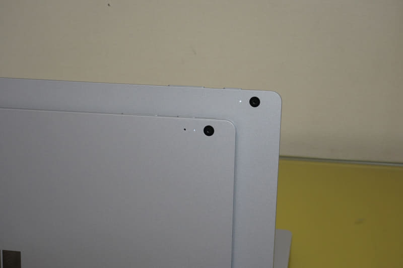 手前側がSurface Book 2、奥側がSurface Book 3、カメラの横の穴が1つ減っている