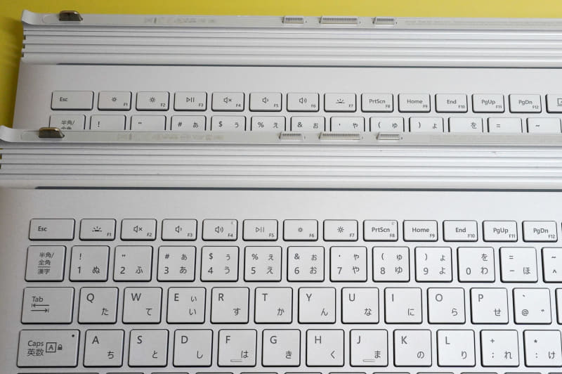 奥側がSurface Book 2のキーボードドック、手前がSurface Book 3のキーボードドック、ファンクションキーの特殊機能の配置が換わっている
