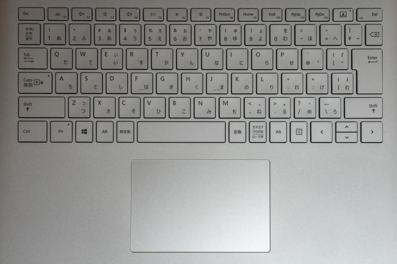 キーボードの配列は素直でとくに違和感を感じることはない、　キーボードやタッチパッドなどの打鍵感やタッチパッドの使用感はSurface Book 2と何も変わっていない