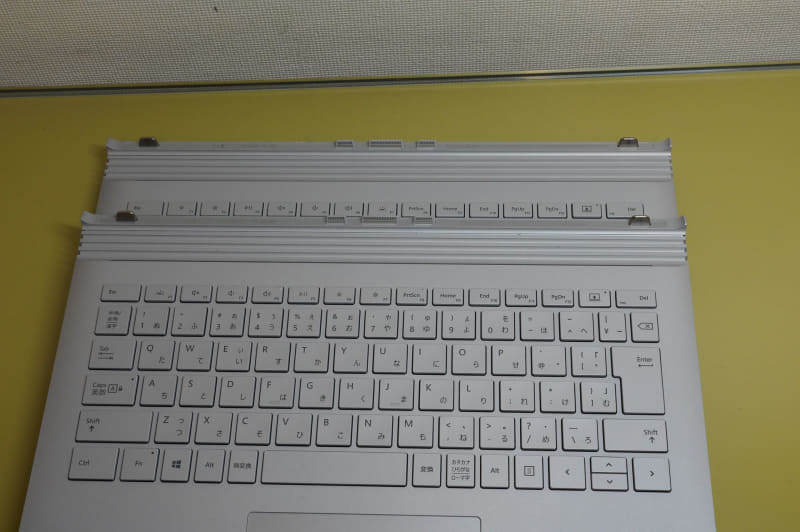 奥側がSurface Book 3用、手前側がSurface Book 2用、コネクタの形状などは一緒でささりそうなのだが、互換性はない