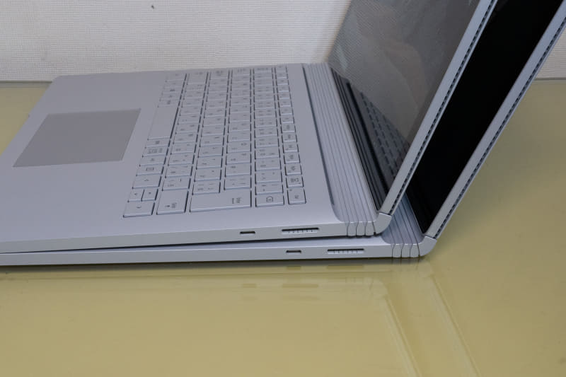 本体の右側面、上に乗っているのがSurface Book 2、下がSurface Book 3。まったく同じ配列で、写真だけではどちらがどちらか区別がつかない。USB Type-CとSurface Connect