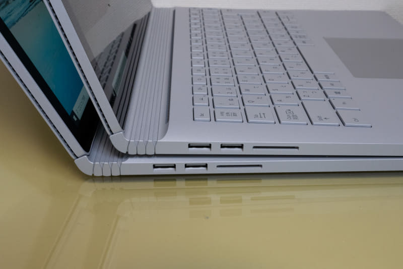 本体の左側面、上に乗っているのがSurface Book 2、下がSurface Book 3。USBが2つとSDXCカードスロット。USB端子はすべてUSB 3.1対応になった