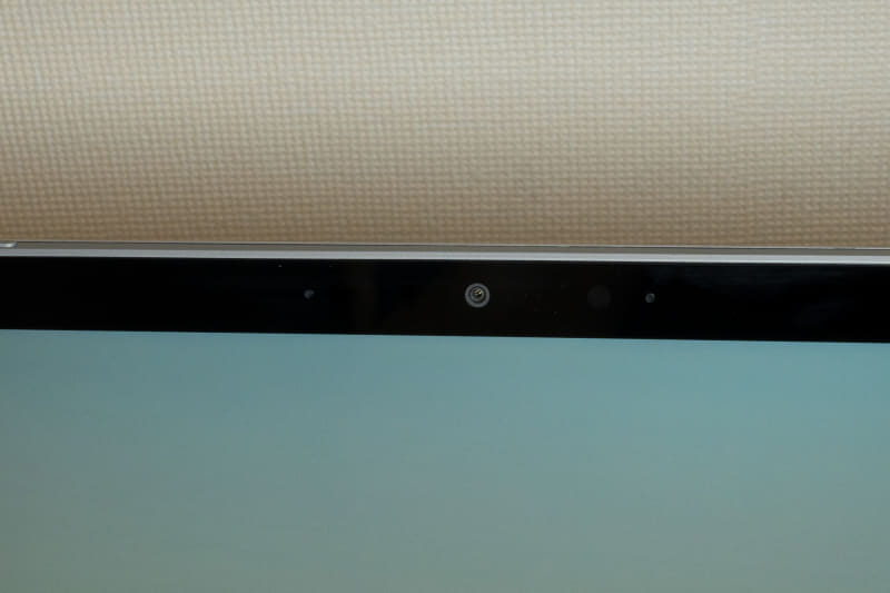 500万画素の前面カメラ、静止画は2,560×1,920ドット、動画はフルHDまでで撮影可能、左右に見える穴はデュアルアレイの遠方界マイク。広い範囲をカバーする