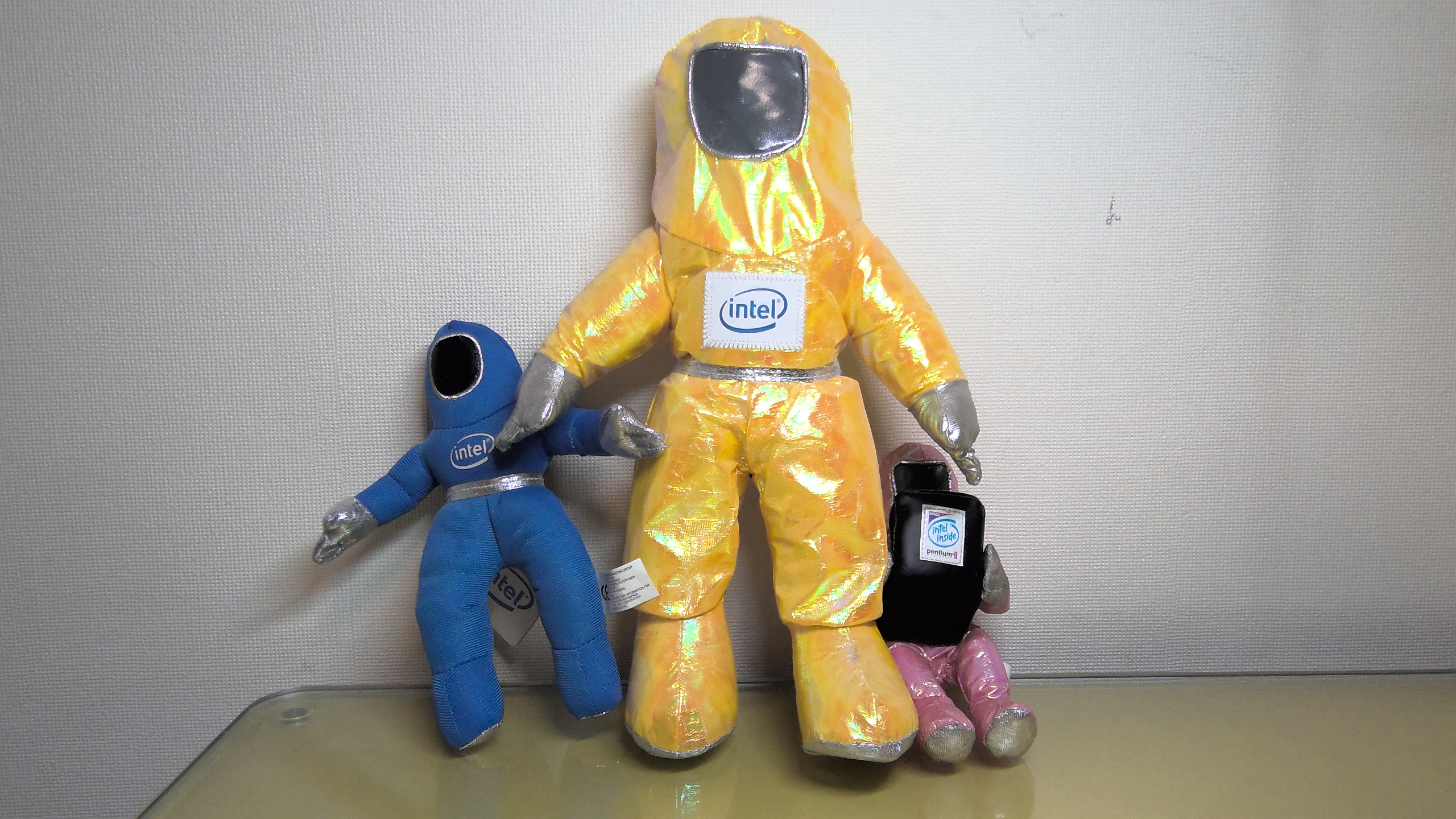 Surface Book 3、カメラはフルHD対応500万画素、明るく撮れており、左側のピンクのバーニーピープルが持つPCのPentium IIのロゴも確認できる