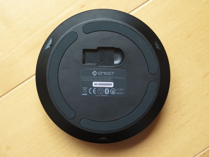 本体底面。3つのマイクが並んでいるのがわかるだろう。また、USBドングルを収納可能