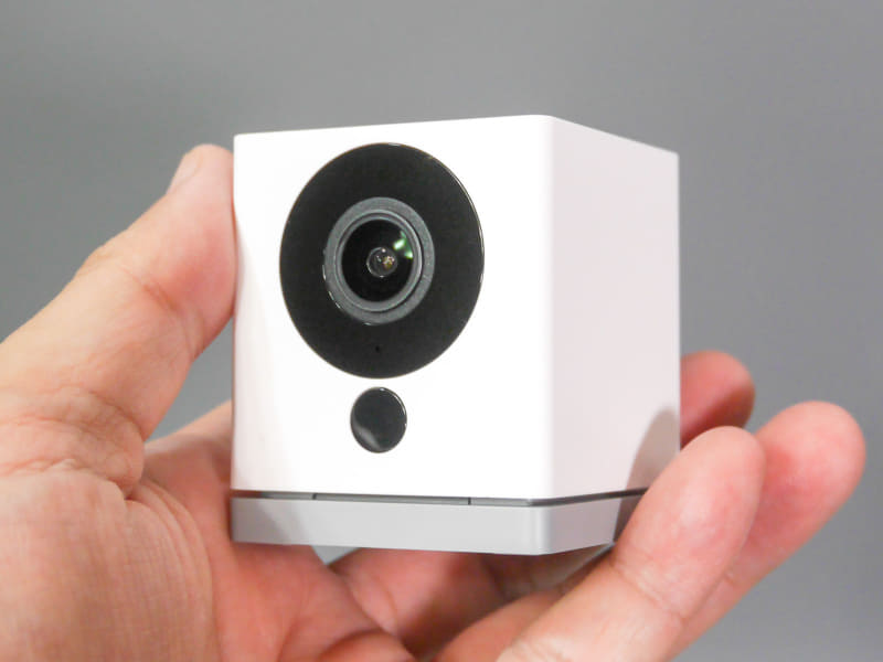 製品本体。キューブ形状でいい意味でシンプルなデザイン