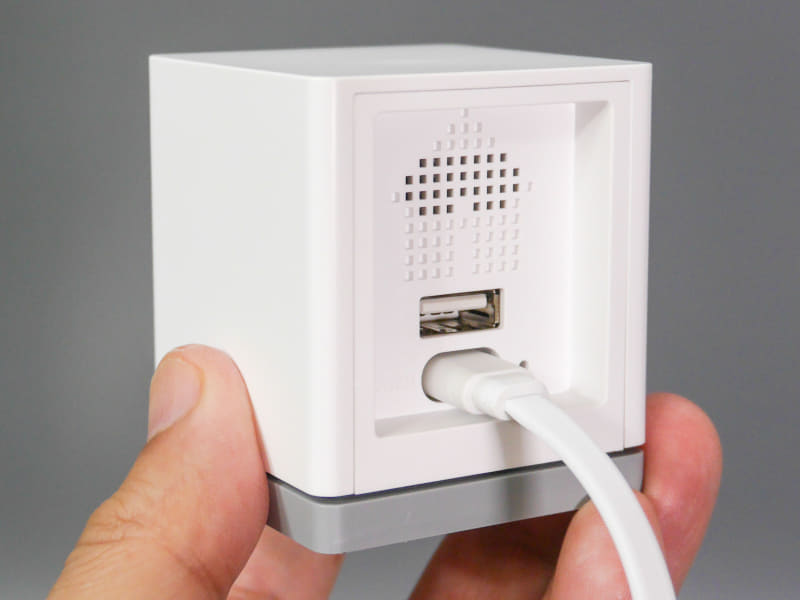 背面。ケーブルは直結式ではなく抜き差しが行なえるタイプ。ちなみにこのケーブルは給電用でデータ転送には使用しない