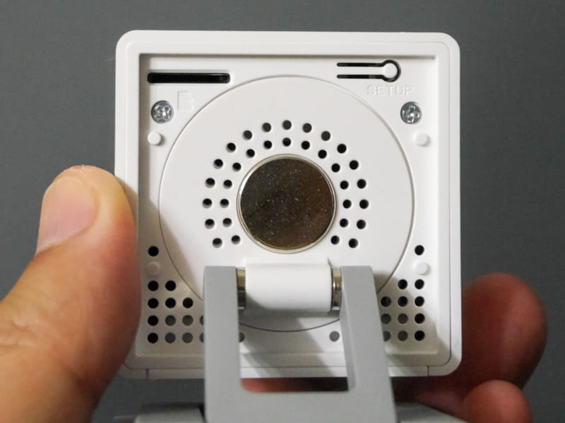 底面。左上にmicroSDスロット、右上にSETUPボタンがある