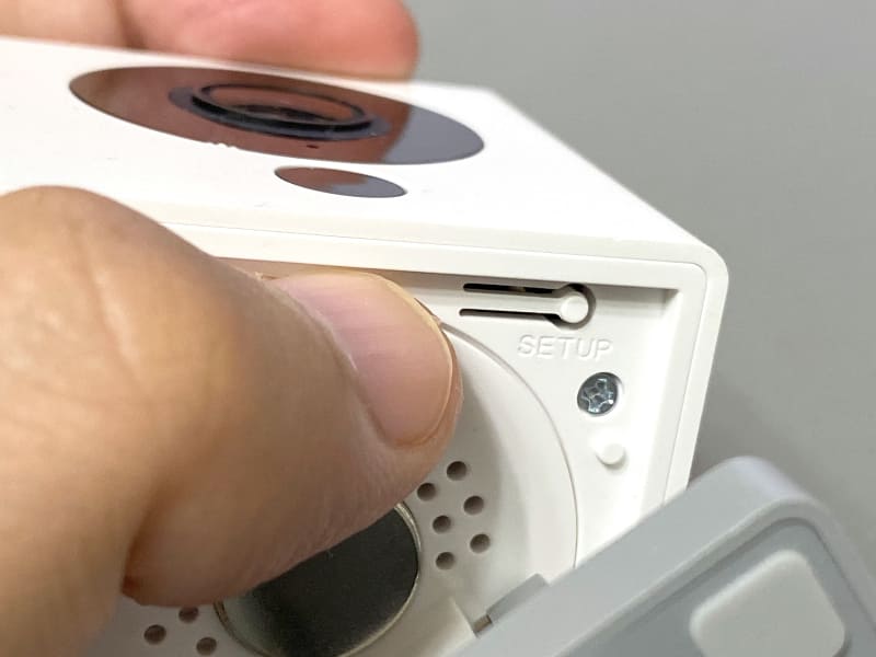 本体カードスロットにmicroSDを挿入したのち、SETUPボタンを押しながらケーブルを挿入して起動する