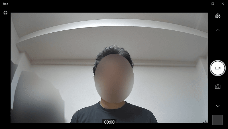 ノートPCの画面上に設置した本製品で撮影したところ。かなり広角寄りの画角であることがわかる