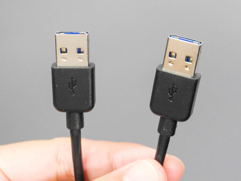 両端ともにUSB Type-A。USBとしては規格外の品だ