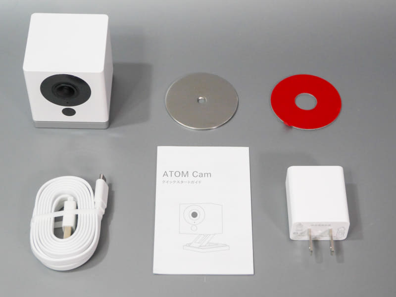 付属品一式。アダプタ、Micro USBケーブルのほか、壁掛け用の部品も付属する