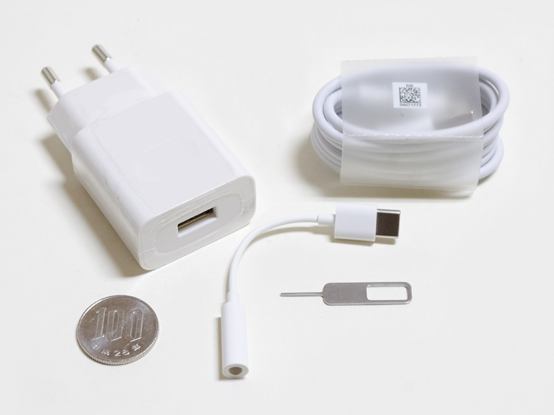 付属品はACアダプタ、3.5mm/Type-C変換アダプタ、Type-A/Type-Cケーブル、イジェクトピン
