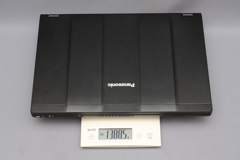 重量は実測で1,388.5gだった。14型モバイルノートPCとしてはやや重いと感じる