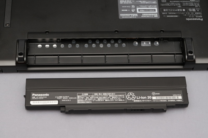 標準で大容量のバッテリーパックLが付属し、公称約18.5時間の長時間駆動が可能。またバッテリは着脱式のため、予備バッテリの用意でさらなる長時間駆動も可能だ