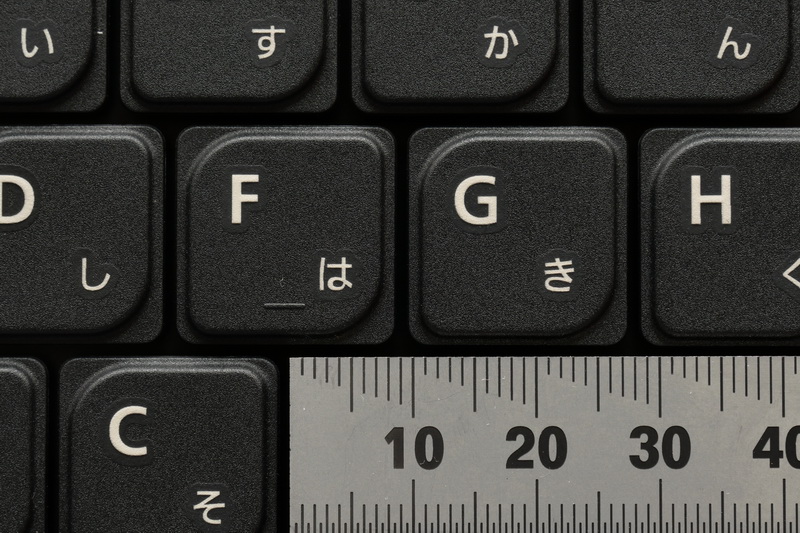 主要キーのキーピッチは縦横ともに約19mmフルピッチを確保しており、快適なタイピングが行なえる