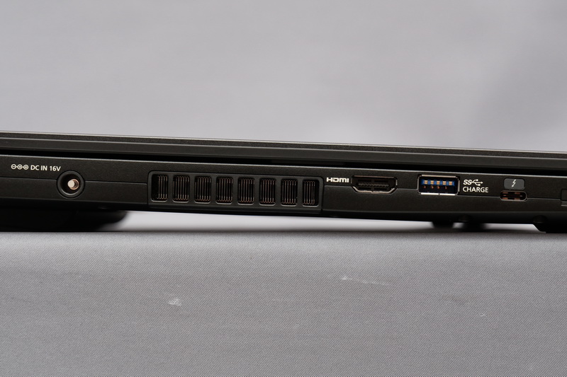 左側面には電源コネクタ、HDMI、USB 3.0、Thunderbolt 3を配置