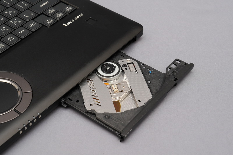 正面右にはフロントローディング式のブルーレイディスクドライブを搭載