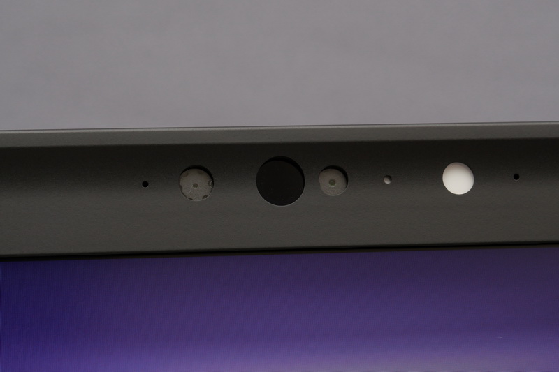 ディスプレイ上部にはWindows Hello対応の顔認証カメラと、1080p対応の約207万画素Webカメラを搭載