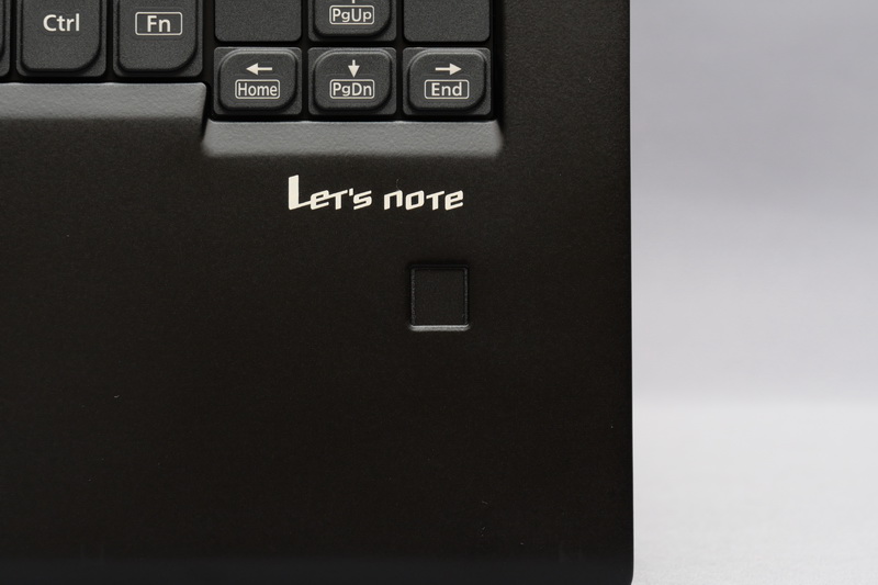 右パームレストにはWindows Hello対応の指紋認証センサーも搭載する