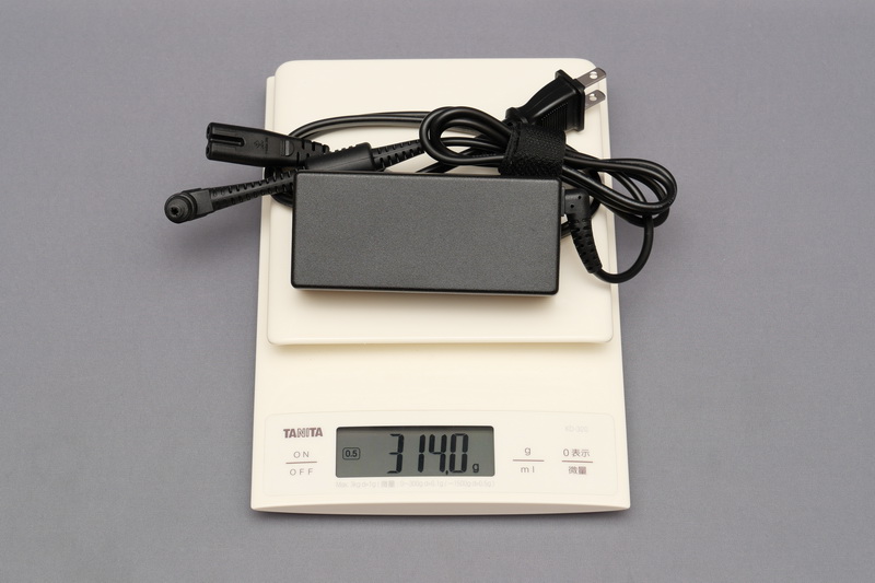 ACアダプタの重量は付属電源ケーブル込みで実測314gだった