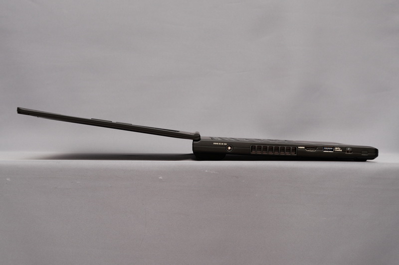 ディスプレイは180度には届かないが、ほぼ水平に近いところまで開く