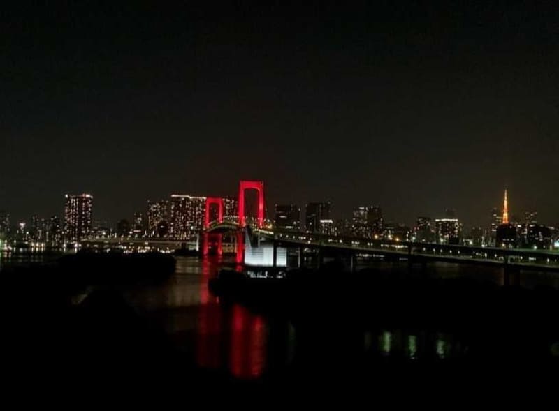 東京アラート発動時の赤いレインボーブリッジ