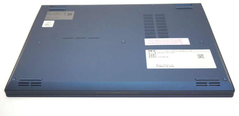 ステレオスピーカーを、ノートPCの底面手前に搭載する