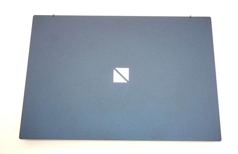 LAVIEシリーズのメタリックなエンブレムのみが刻まれた美しい天板