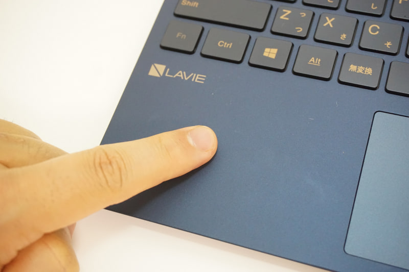 パームレストにもさらっとした質感の表面処理が施されている