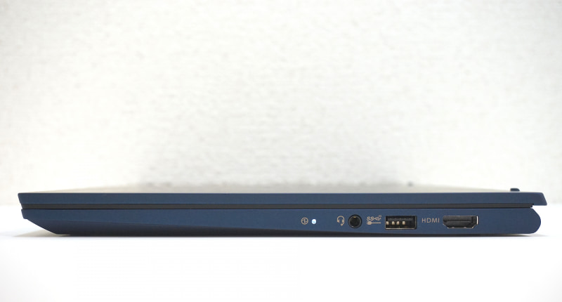 右側面には電源LEDやヘッドセット端子、USB 3.0ポート、HDMIを装備