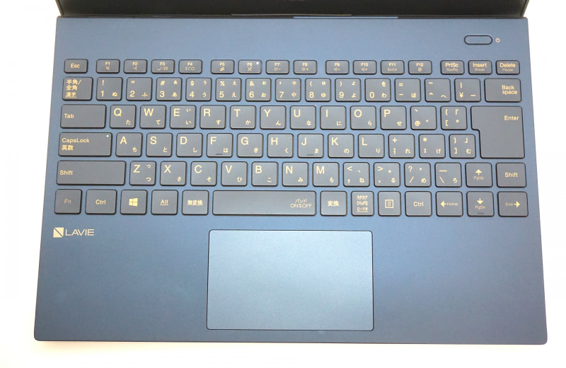 キーボード用のスペースは左右のフレームいっぱいまで広げられており、13.3型のモバイルノートPCとしてはキーピッチは広め